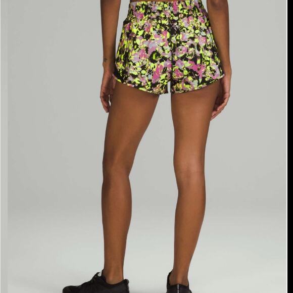 Lululemon Hotty Hot High-Rise Lined Short 2.5" Inflected Highlight Yellow Blk 6 - Picture 6 of 11
